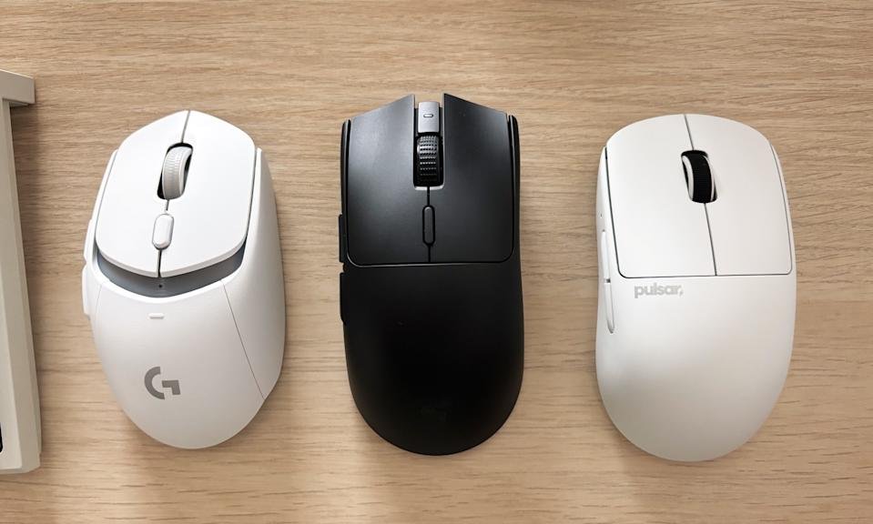 Enkele gamingmuizen die we hebben getest voor onze laatste update. Links naar rechts: de Logitech G309 Lightspeed, de Razer Viper V3 HyperSpeed en de Pulsar X2 V2.