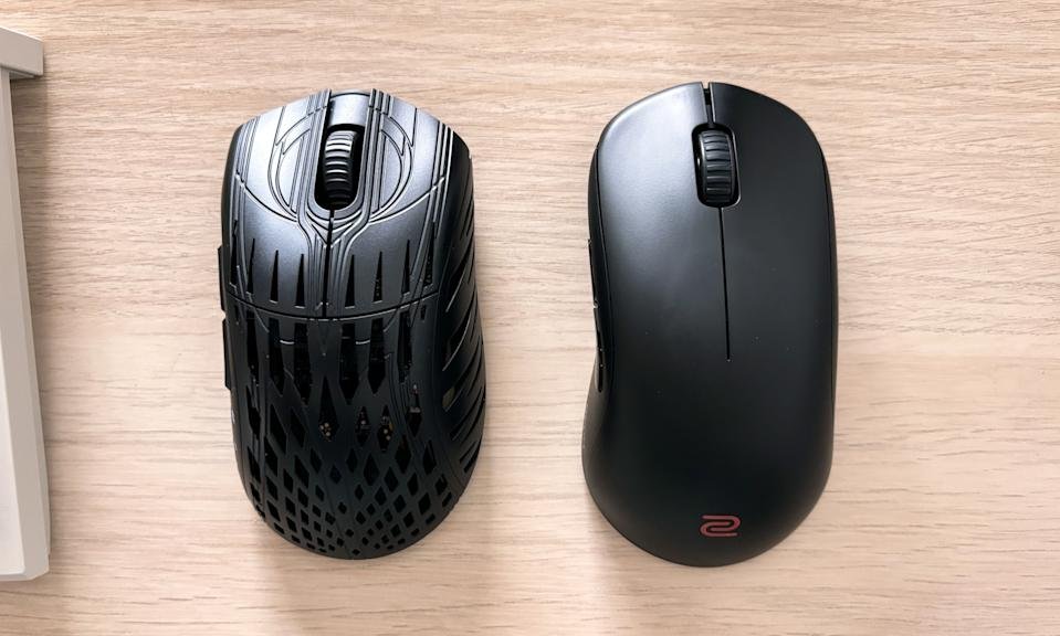 De Pwnage Stormbreaker en BenQ Zowie U2 gamingmuizen naast elkaar op een bruin houten bureau.