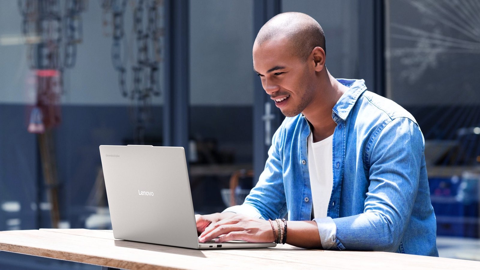 Lenovo introduceert nieuwe generatie AI-hybride met Chromebook Plus