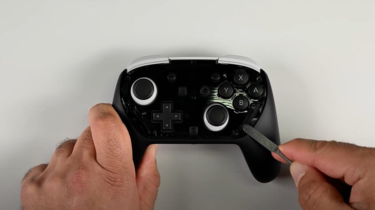 De 2 Pro Switch Controller lijkt helemaal niet eenvoudig te repareren