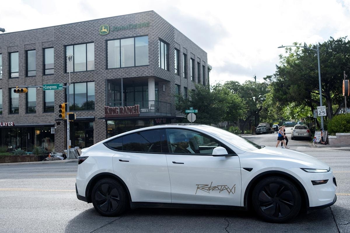 Tesla Robotaxi crasht onverklaarbaar tegen geparkeerde auto