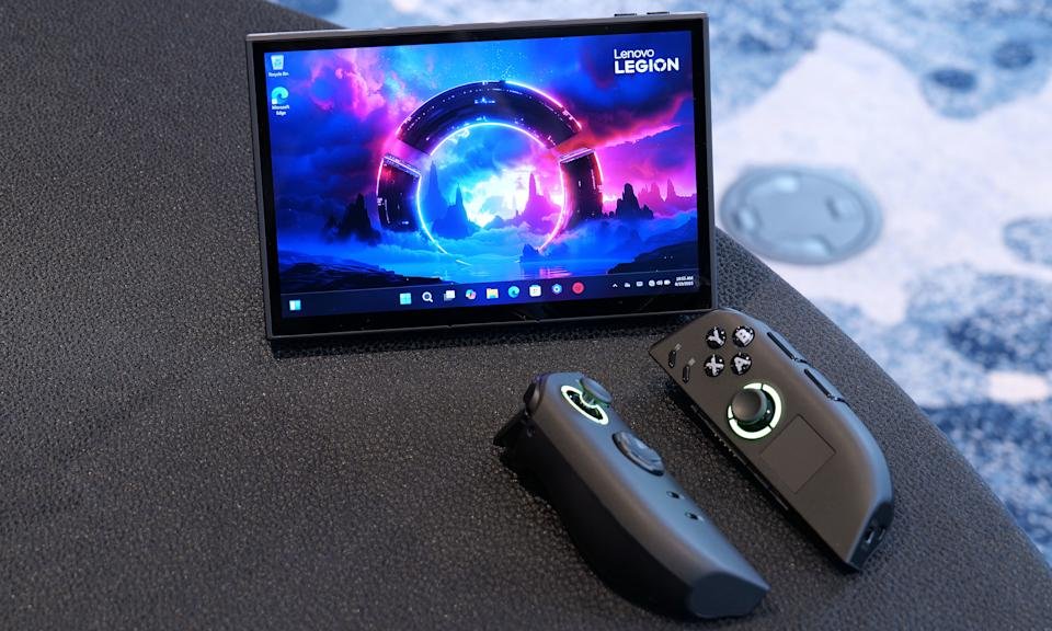 Net als zijn voorganger is Legione Go 2 voorzien van afneembare controller. 