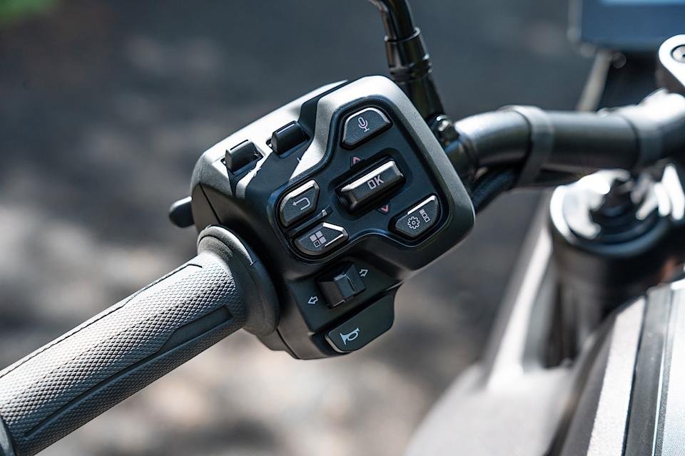 Controleert op de linkerkast.