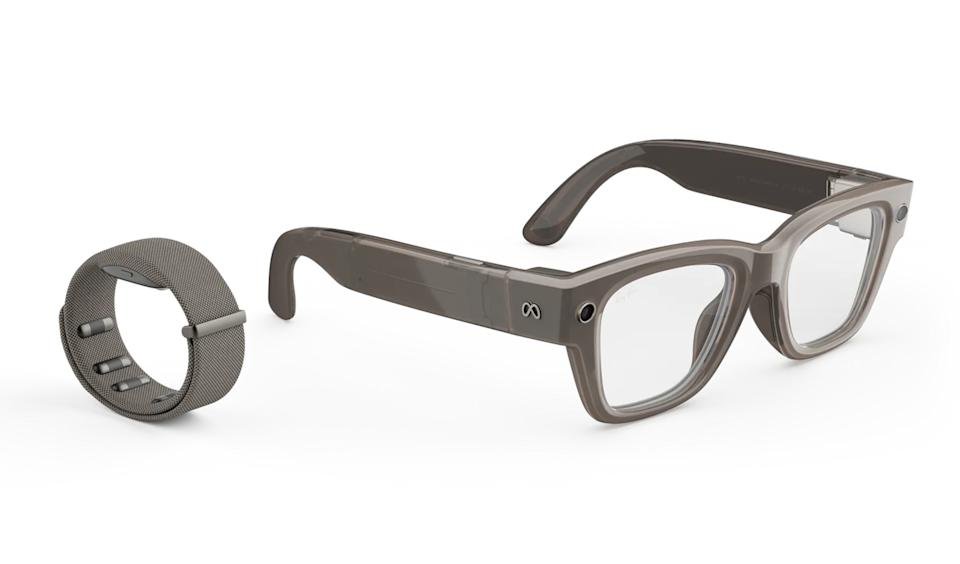 Een bril en een armband.