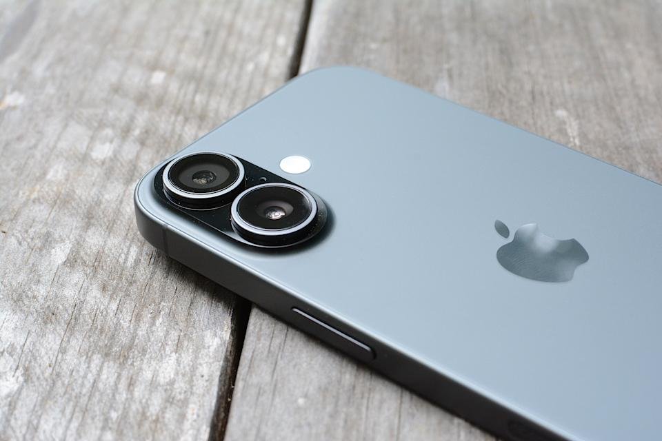 De iPhone 17 heeft nog steeds twee achtercamera's, maar de ultragroothoek is verbeterd.