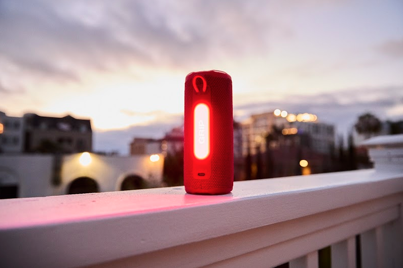 JBL Bluetooth Gryp-luidspreker dient als elegant leeslicht
