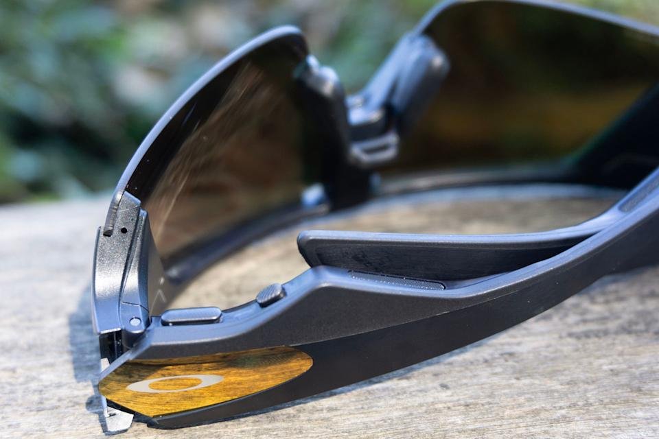 Il pulsante di acquisizione (a sinistra) e il pulsante di azione (a destra) si trovano entrambi sul lato inferiore dei fotogrammi anziché sulla parte superiore.