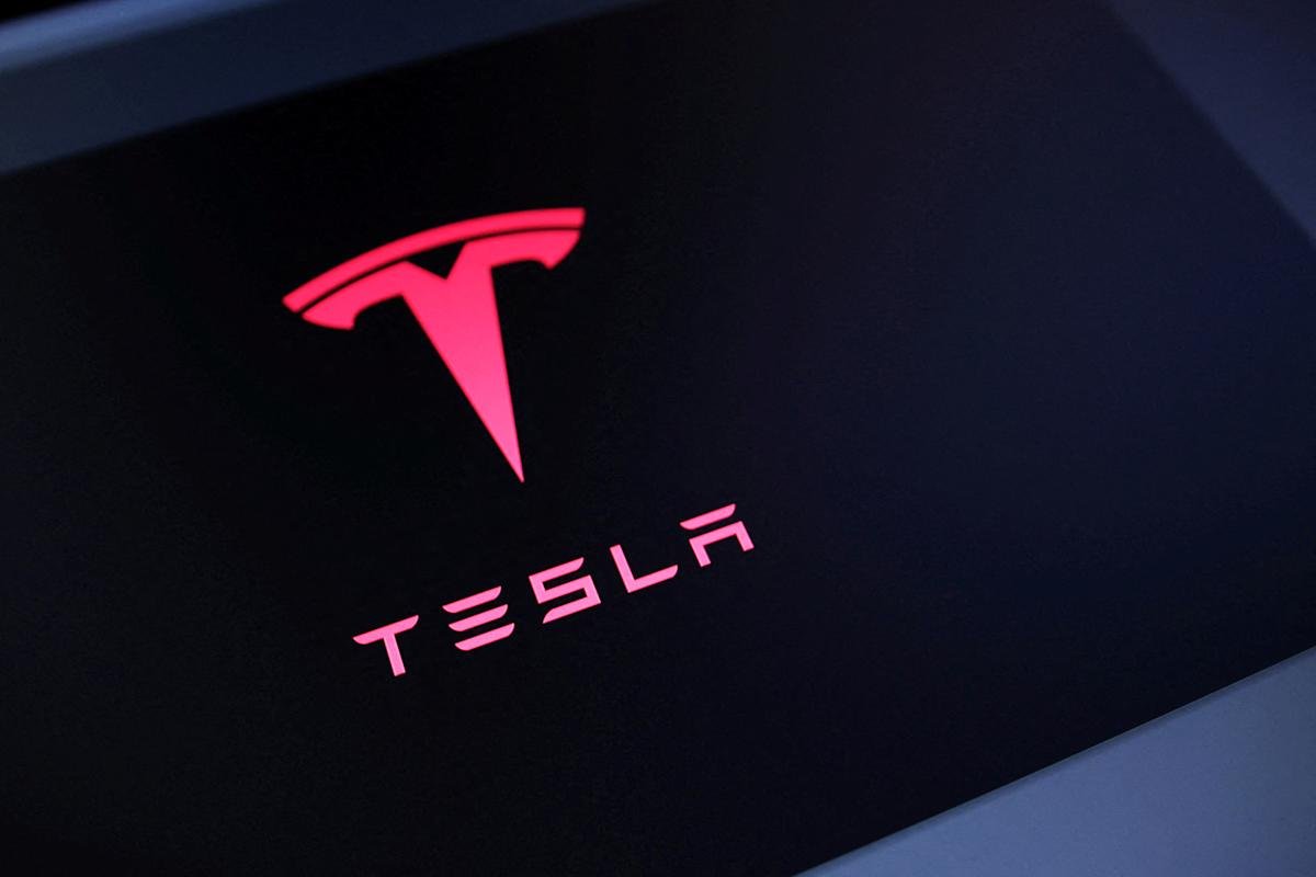 Tesla introduceert volledig zelfrijdende modus “Mad Max” die snelheidslimieten negeert