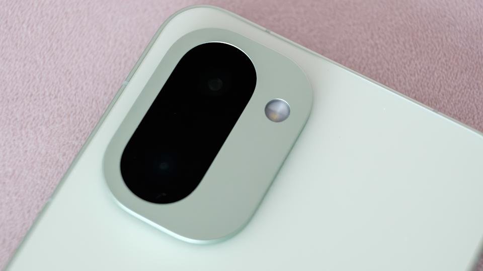 Een close-up van de OnePlus 15R-cameramodule. 