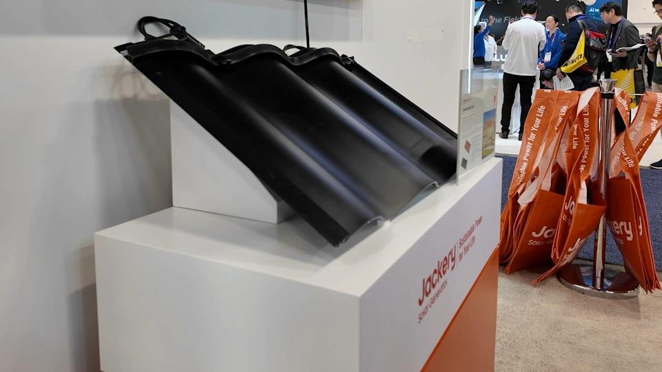 Een CES-display toont Jackery XBC obsidiaan zonnepanelen.