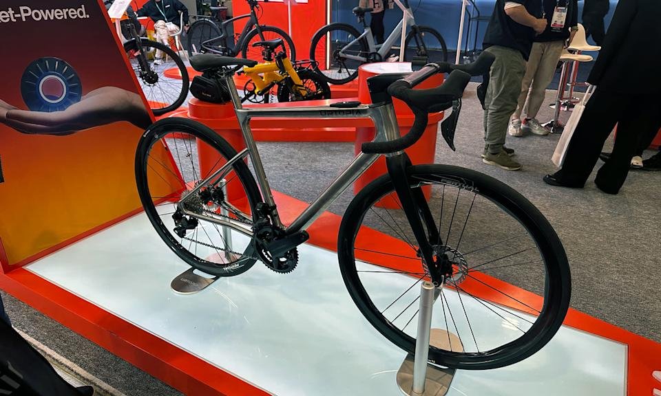 De Titanium Zero staat in een CES-display met andere e-bikes in de buurt.