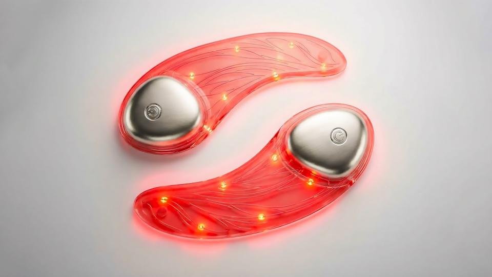 Een paar transparante oogmaskers met draden en lampen erin.