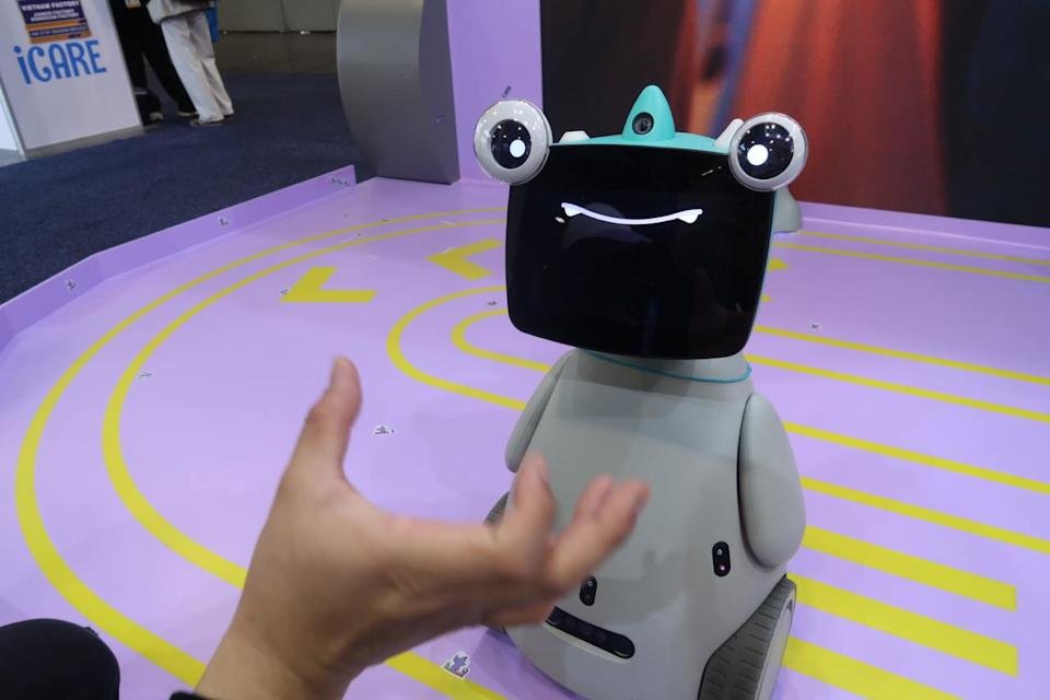 Een robot met ogen boven een scherm met een glimlach.
