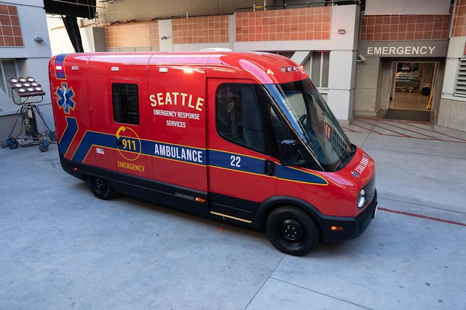 Een elektrische ambulance die wordt gebruikt op een Hollywood-set