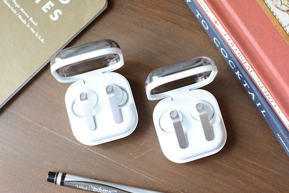 Samsung Galaxy Buds 4 Pro (links) en Galaxy Buds 4 (rechts)