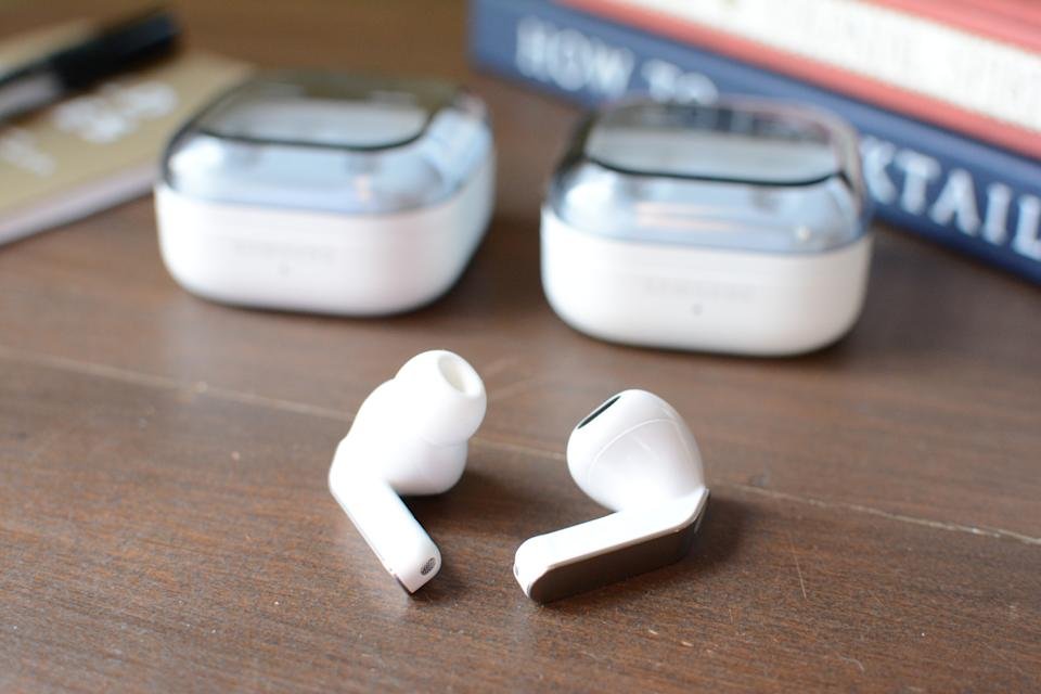 Samsung Galaxy Buds 4 Pro (links) en Galaxy Buds 4 (rechts)