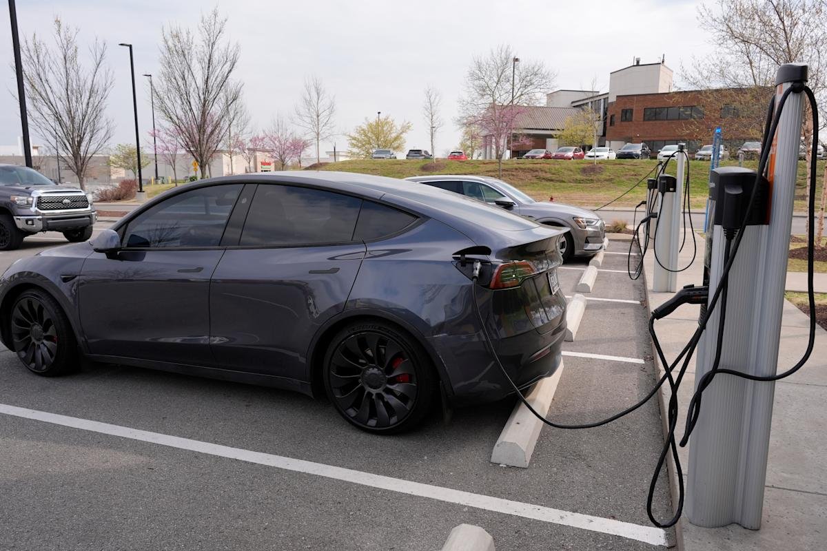 Mogelijk worden Tesla’s robotaxis op afstand bestuurd