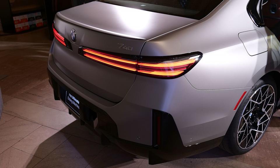 Op de nieuwe 2027-modellen heeft BMW de achterlichten uit de 7'-serie uitgebreid om de achterkant een meer onderscheidend uiterlijk te geven.