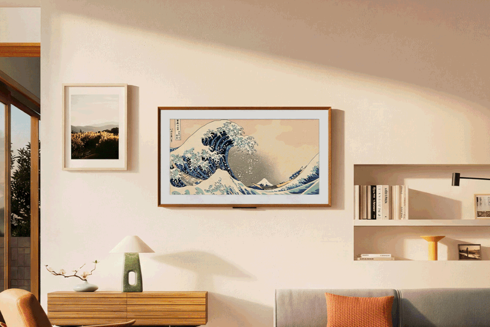 Een geanimeerde GIF die de Ember Artline TV laat zien in verschillende kamers en omgevingen met verschillende meubels.