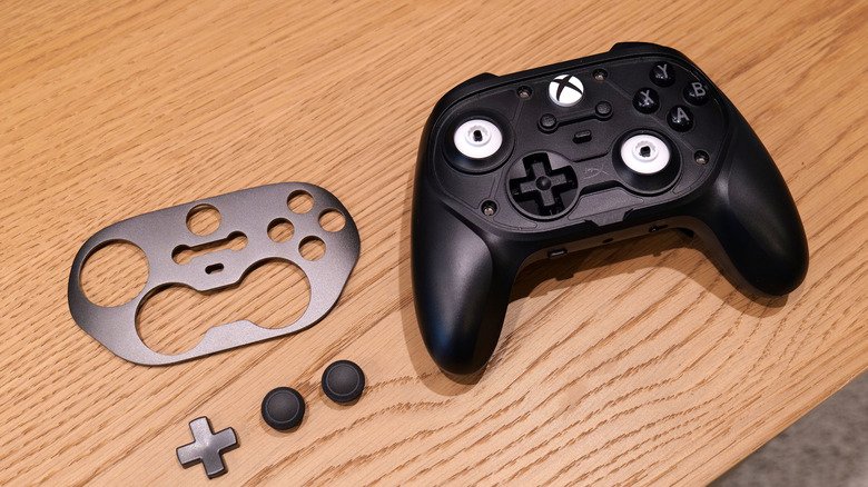 Net als de Elite Controller van Microsoft wordt de Clutch Talon geleverd met een aantal extra componenten, zoals analoge sticks en triggers.