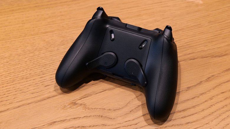 De achterkant van de HyperX Clutch Talon-controller.